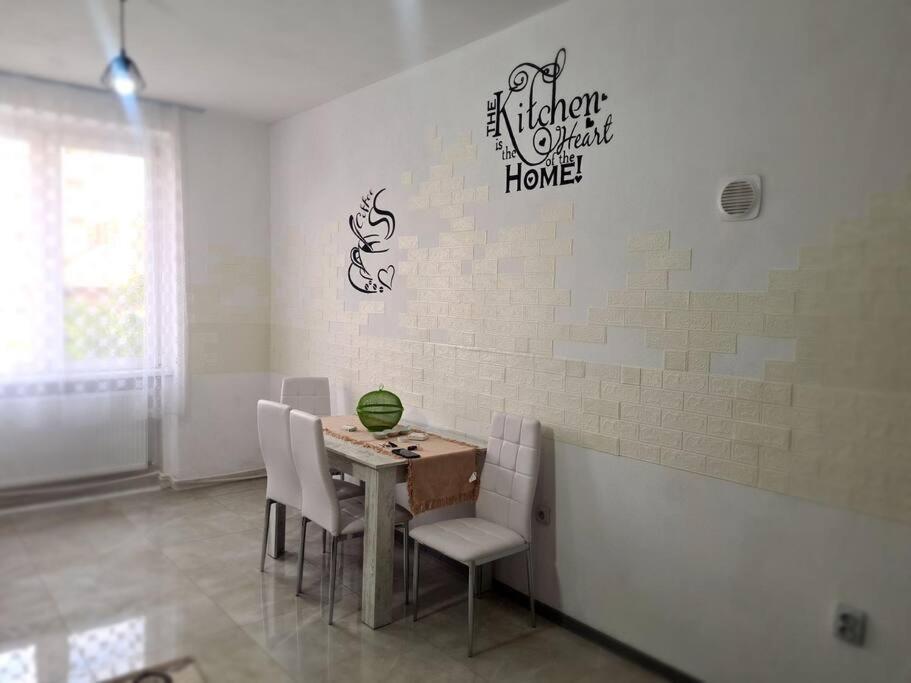 Mural Art Apartament Petrosani Bagian luar foto